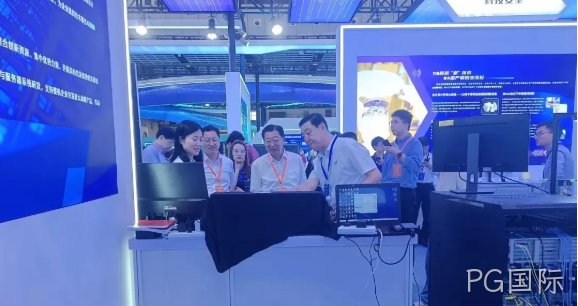胶州市委常委、常务副市长潘学元莅临PG国际展台看望研发团队并给予关心慰问